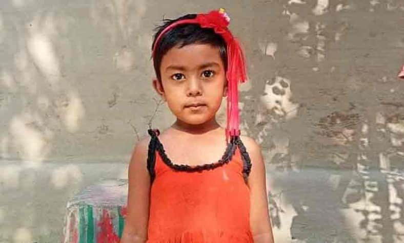 ‘মা আমারে ঠেলা দিয়া একটা লোকের কাছে দিয়া দিছে’