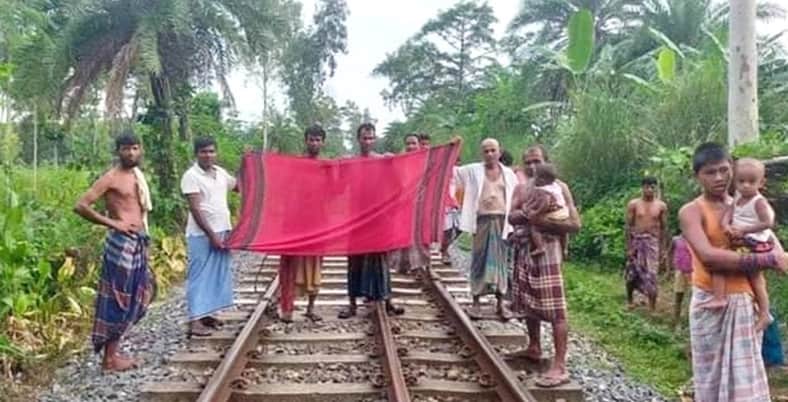 রেললাইন ভাঙা, গামছা উড়িয়ে ট্রেন থামালো গ্রামবাসী