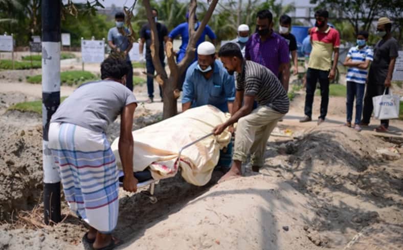 তিন হাসপাতাল ঘুরে আইসিইউ না পেয়ে গাড়িতেই নারীর মৃত্যু