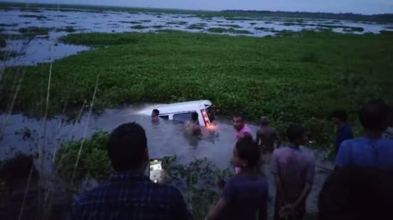 নিয়ন্ত্রণ হারিয়ে মাইক্রোবাস খাদে, নিহত ৩