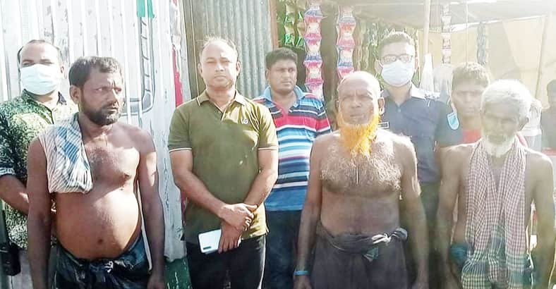 উত্তাল পদ্মায় ঘাসের বোঝা আঁকড়ে ৭ কিমি. দূরে যান তারা