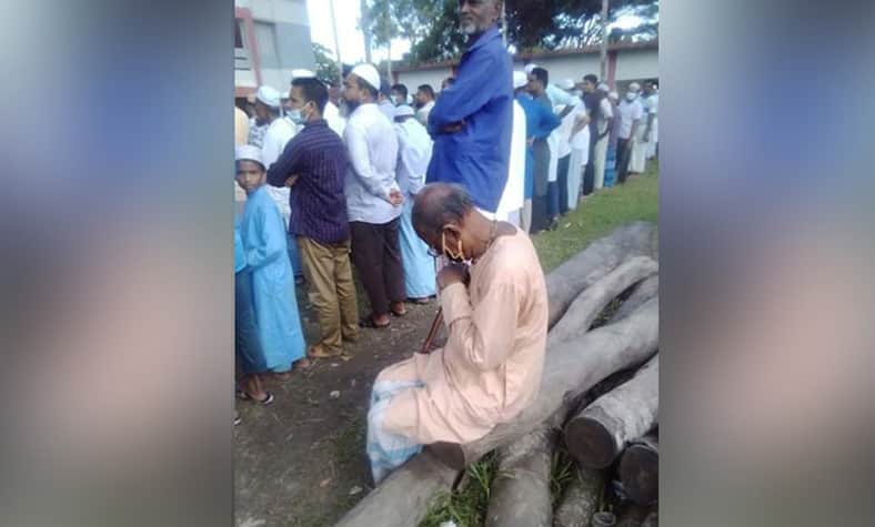 সুধীর বাবুর এই ছবিটি কাঁদালো সবাইকে, আবেগে ভাসালো দেশবাসী