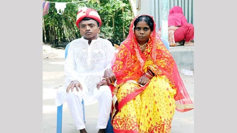 মহা ধুমধামে ৩ ফুট উচ্চতার বর-কনের বিয়ে দিলো গ্রামবাসী