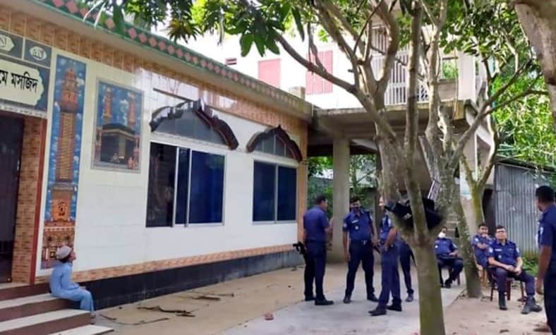 খুতবার আজান জোরে না আস্তে? এই নিয়ে সংঘর্ষে প্রাণ গেল মুসল্লির