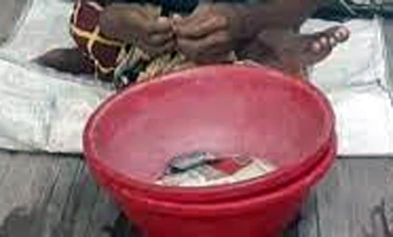 শিশুটিকে দিয়ে ভিক্ষা করায় কিছু যুবক!
