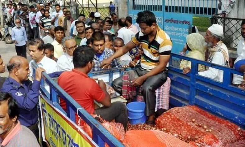 কাল থেকে ৩০ টাকা কেজি পেঁয়াজ বিক্রি করবে টিসিবি