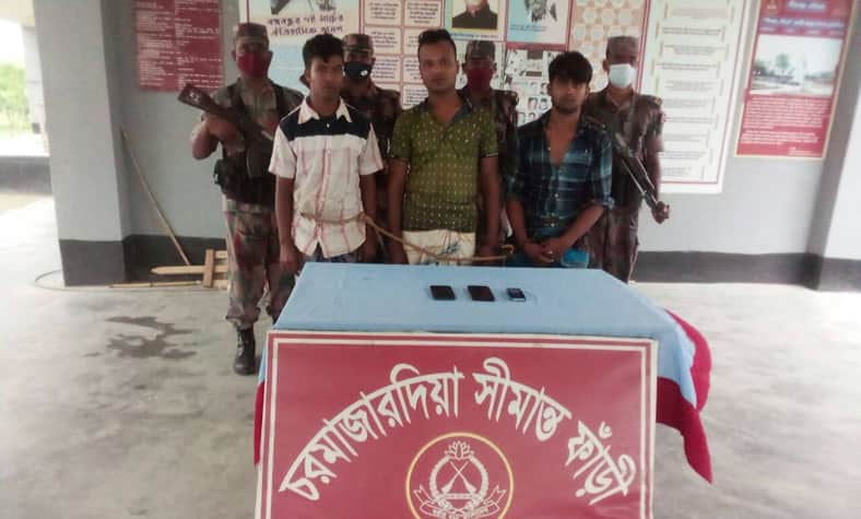 অবৈধভাবে ভারতে অনুপ্রবেশকালে আটক ৩ বাংলাদেশি