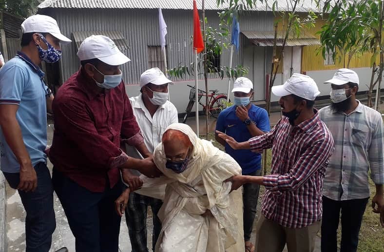 টিকাদান কেন্দ্রে স্বেচ্ছাসেবকের দায়িত্ব পালন করছে জেলা যুবলীগ