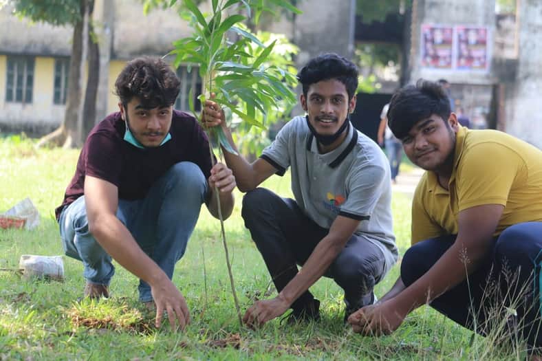 কালীগঞ্জে স্কুল-কলেজের শিক্ষার্থীদের হাত খরচের টাকায় হলো বৃক্ষ রোপণ