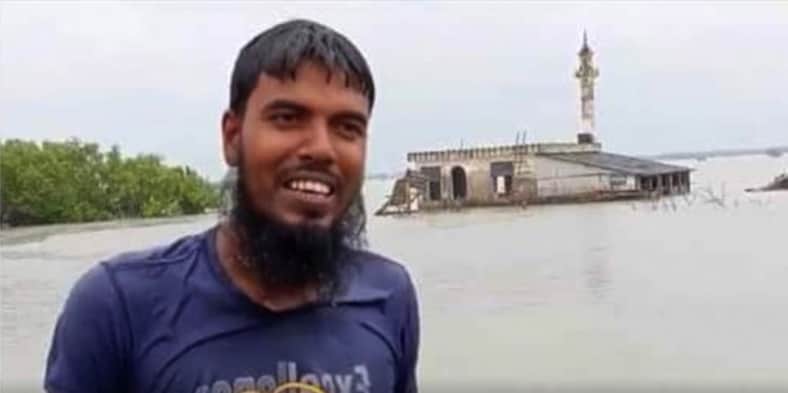 সাঁতরে মসজিদে যাওয়া সেই ইমাম পেলেন নৌকা ও নগদ টাকা