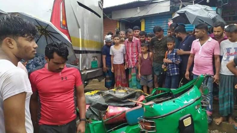 কুমিল্লায় বাসচাপায় অটোরিকশার চার যাত্রীর মৃত্যু