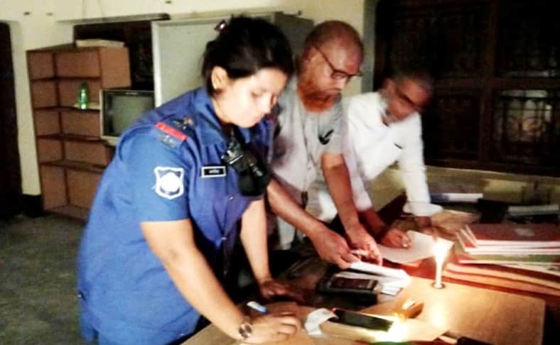 ৩০ মিনিটের মধ্যেই ঈশ্বরদী শহরের পোষ্ট অফিস মোড় এলাকায় অবস্থিত ট্রাফিক অফিসের বিদ্যুৎ বকেয়া বিলের অজুহাতে সংযোগ বিচ্ছিন্ন করা হয়।