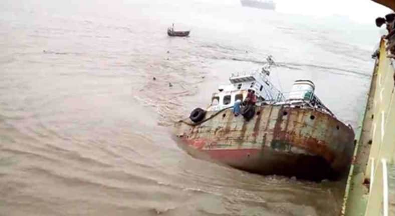 বঙ্গোপসাগরে পাথর বোঝাই লাইটার জাহাজ ডুবি, ১০ নাবিককে উদ্ধার