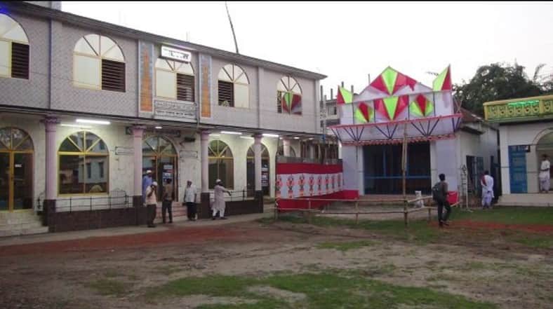 বাংলাদেশে এক উঠানে নামাজ-পূজা, ধর্মীয় সম্প্রীতির দৃষ্টান্ত স্থাপন এক উঠানে নামাজ-পূজা