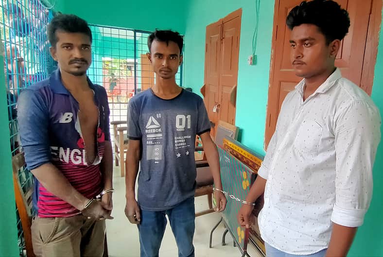 মোবাইল ছিনিয়ে নেওয়ায় ৩ যুবককে গণধোলাই