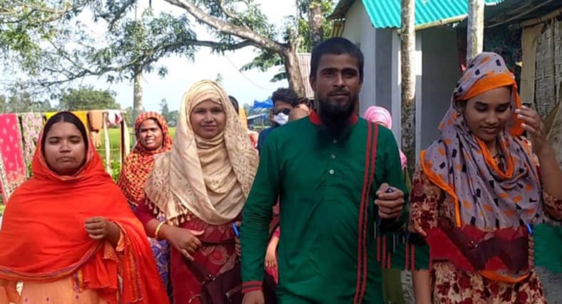 নির্বাচনে এক সতিনকে জেতাতে দুই সতিনের প্রচারণা