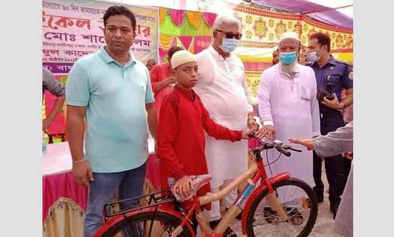 টানা ৯০ দিন জামাতে নামাজ পড়ে সাইকেল পেল ২০ শিশু