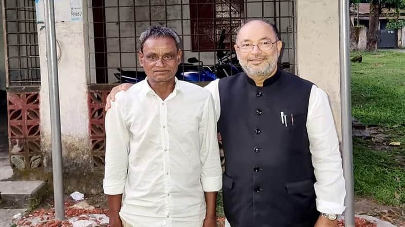 রংপুরে সুইপার বন্ধুকে বুকে টেনে নিলেন ত্রাণ প্রতিমন্ত্রী