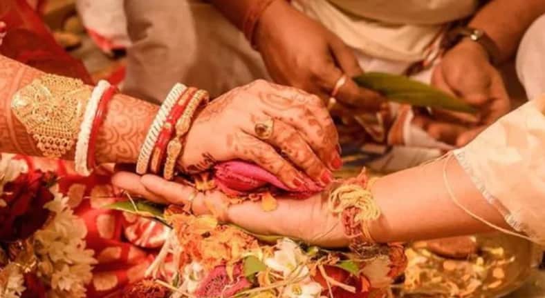 স্ত্রীকে সুখী দেখতে প্রেমিকের সঙ্গে বিয়ে দিলেন স্বামী