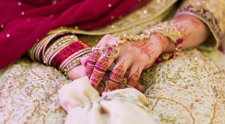 দুঃখ দূর করতে প্রেমিকের বাবাকেই বিয়ে করলেন তরুণী
