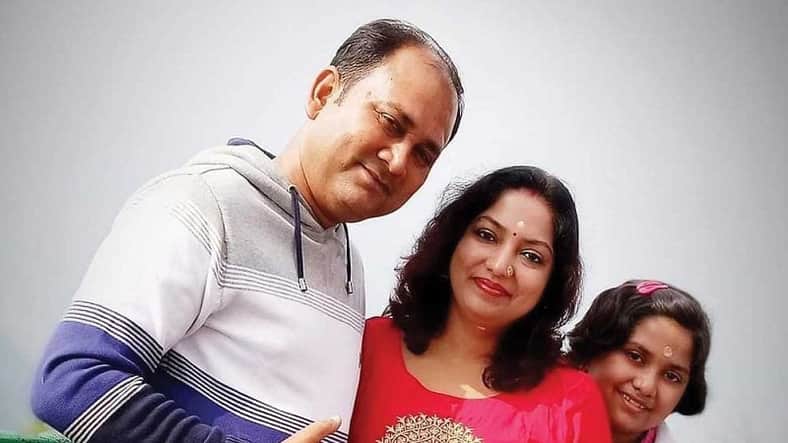দোতলার পাইপ থেকে গড়িয়ে পড়েছে রক্ত, থানায় খবর দিলো প্রতিবেশীরা
