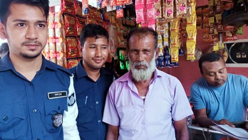 রাস্তায় কুড়িয়ে পাওয়া দুই লাখ টাকা ফেরত দিলেন রিকশাচালক