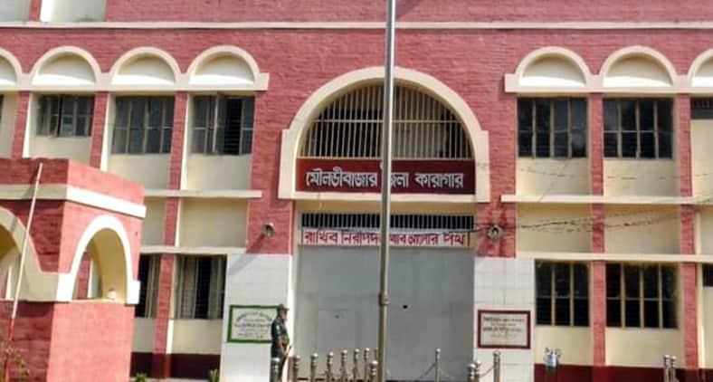 কারাগারে বসে তিন শিক্ষার্থী
