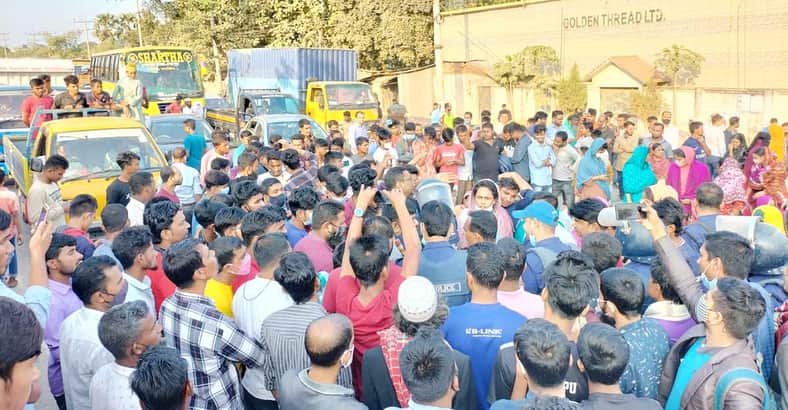 মালামাল উদ্ধার ও ডাকাত গ্রেফতারের দাবিতে সড়ক অবরোধ