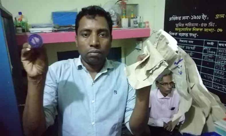 ভোটের দুদিন পর কেন্দ্রের পাশে মিলল ব্যালটের মুড়ি ও সিল