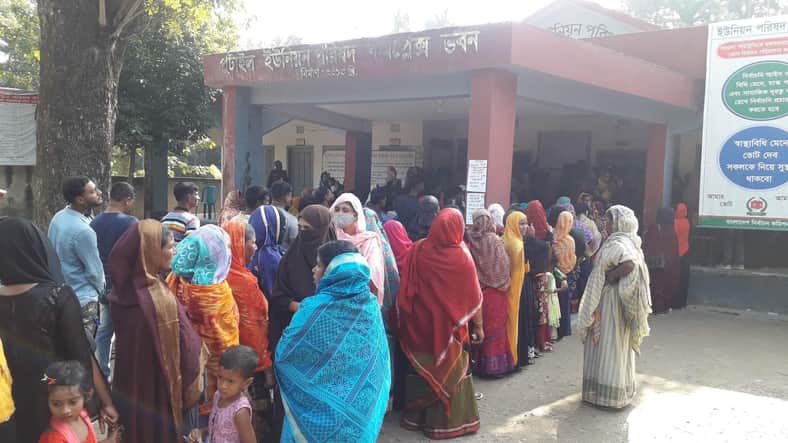 মানিকগঞ্জ সদর উপজেলার ১০টি ইউনিয়নে ভোট গ্রহণ চলছে