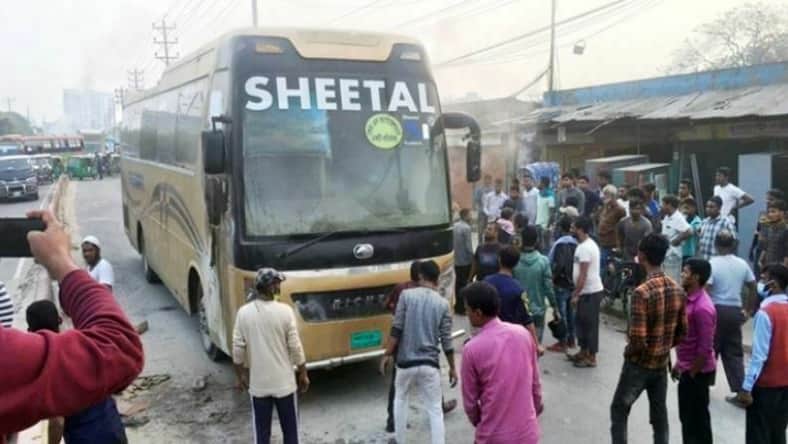 নারায়ণগঞ্জে চলন্ত অবস্থায় এসি বাসে আগুন