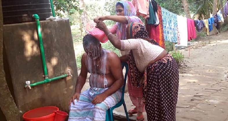 দুধ দিয়ে গোসল করলেন নবনির্বাচিত চেয়ারম্যান দুধ দিয়ে গোসল