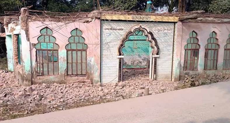 মসজিদ ভাঙার কাজ বন্ধ করলেন ইউএনও মসজিদ