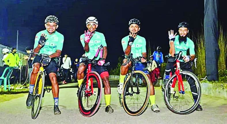 সাইকেল চালিয়ে চার বাংলাদেশির গিনেস বুক রেকর্ড