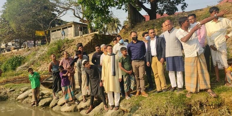 ডলু নদীর ক্ষতিগ্রস্ত বেড়িবাঁধ ও ভাঙন পরিদর্শনে পাউবো’র প্রকৌশলী