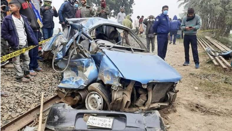 ট্রেনের ধাক্কায় প্রাইভেটকারের ৩ যাত্রীর প্রাণহানি