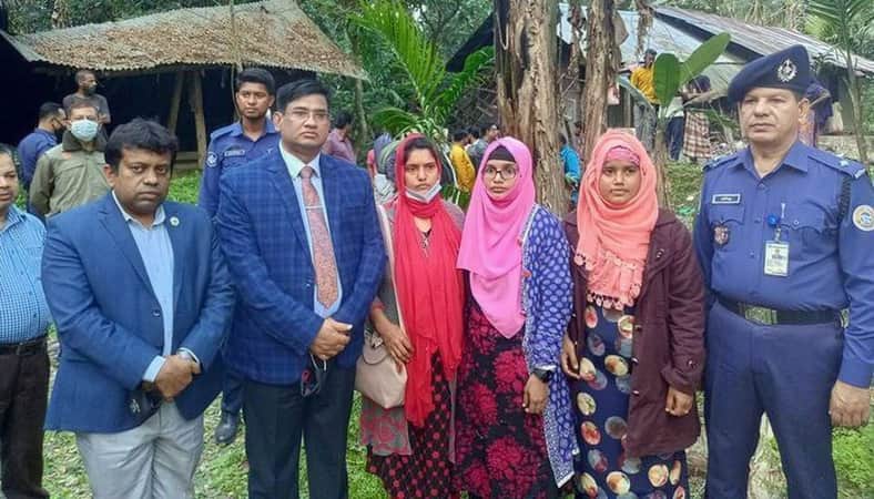 কাফনের কাপড় জড়িয়ে তিন বোনের অনশন, বাড়ি তৈরি করে দেওয়ার আশ্বাস এসপির