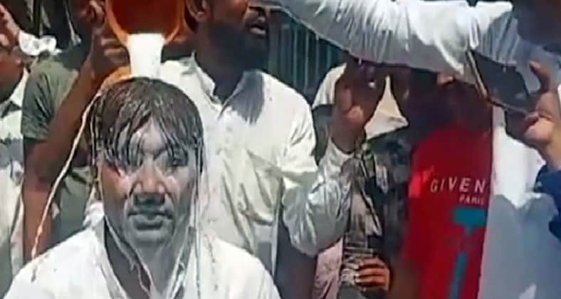কাউন্সিলর ঝাঁপ দিলেন ড্রেনে, তারপর দুধ দিয়ে গোসল দুধ দিয়ে গোসল