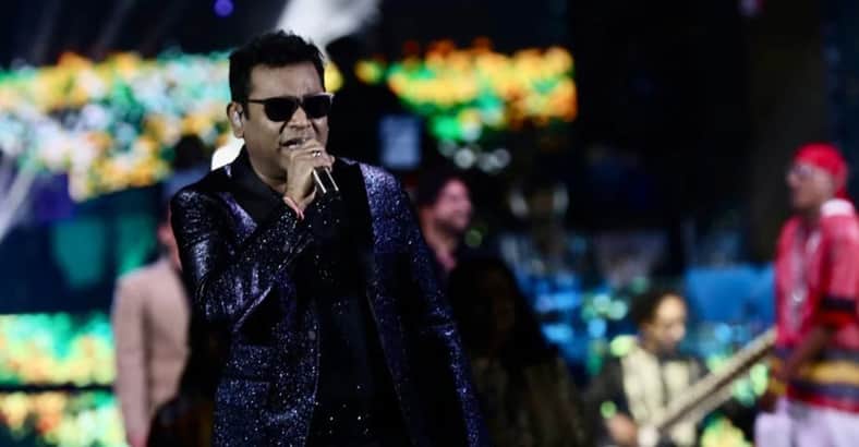 ‘জয় বাংলা জয় বাংলাদেশ’ গেয়ে ঢাকা মাতালেন এ আর রহমান গেয়ে ঢাকা মাতালেন এ আর রহমান