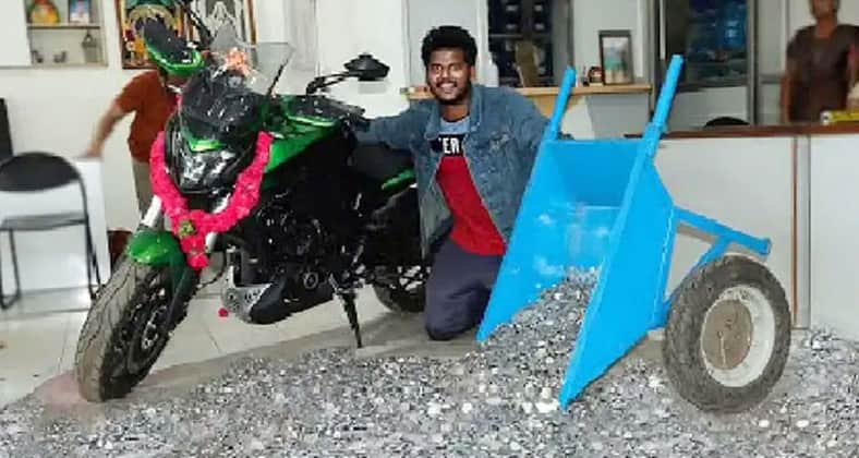 কয়েন জমিয়ে স্বপ্নের বাইক কিনলেন যুবক কয়েন জমিয়ে স্বপ্নের বাইক