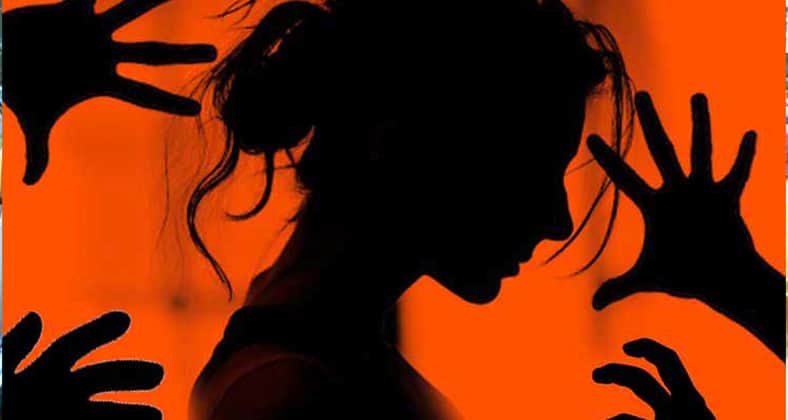 চলন্ত বাসে দুই ছাত্রীর জামা কেটে দিল মধ্যবয়স্ক এক ব্যক্তি দুই ছাত্রীর জামা