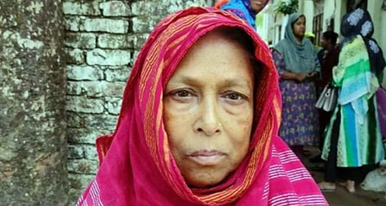 দুয়ারে দুয়ারে ঘুরছেন নাতীকে দাফনের জন্য নাতীকে দাফনের