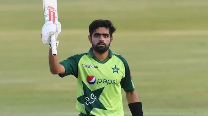 অনন্য মাইলফলকের সামনে দাঁড়িয়ে বাবর