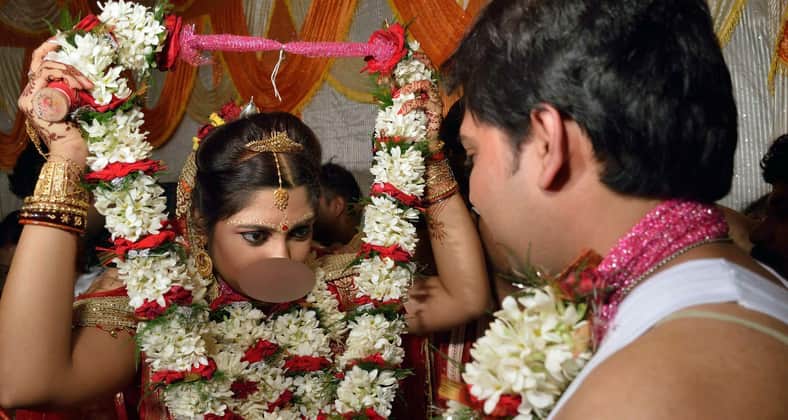 পাত্র অশিক্ষিত, মালাবদলের সময় কনের কাণ্ড বিয়ে