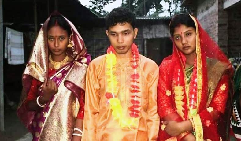 দুই প্রেমিকাকে পাশাপাশি বসিয়ে একসঙ্গে বিয়ে!