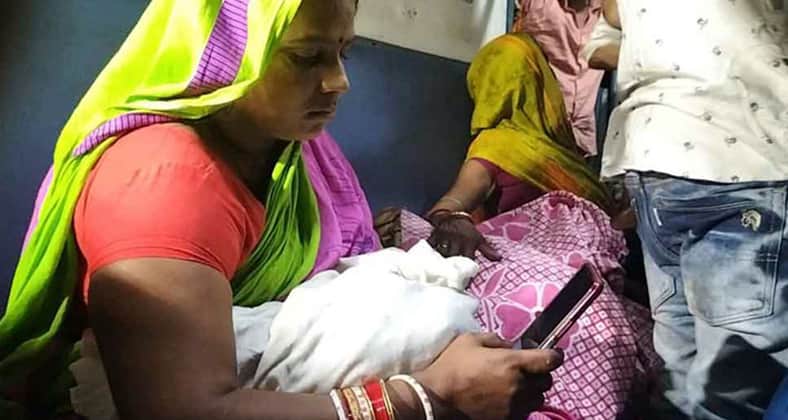 চলন্ত ট্রেনে এক নারীর সন্তান প্রসব সন্তান প্রসব
