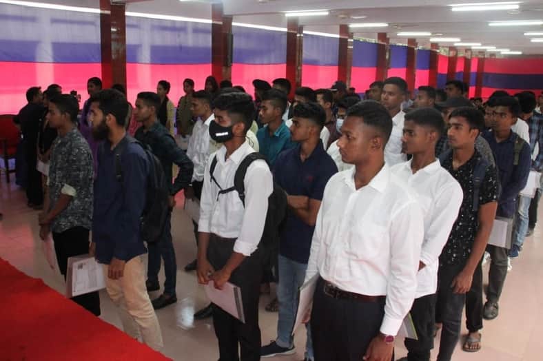 মানিকগঞ্জে ১৩০ টাকায় পুলিশের চাকুরী পেল ৩৯ তরুণ-তরুণী
