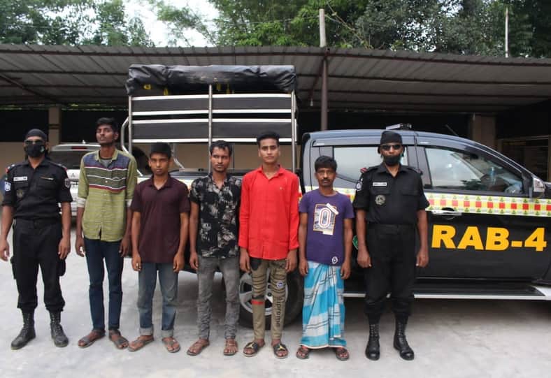 পাটুরিয়া ঘাট থেকেে র্যাবের হাতে ৫ ছিনতাইকারী আটক