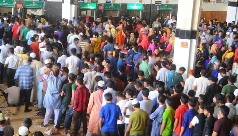 পরের দিনের টিকিটের জন্য কাউন্টারের সামনে আগের দিনই লম্বা লাইন