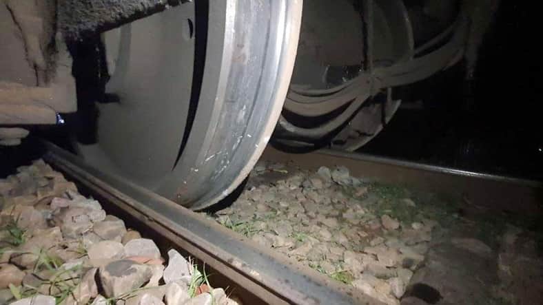 চাকা লাইনচ্যুত হয়ে ট্রেন চলাচল বন্ধ